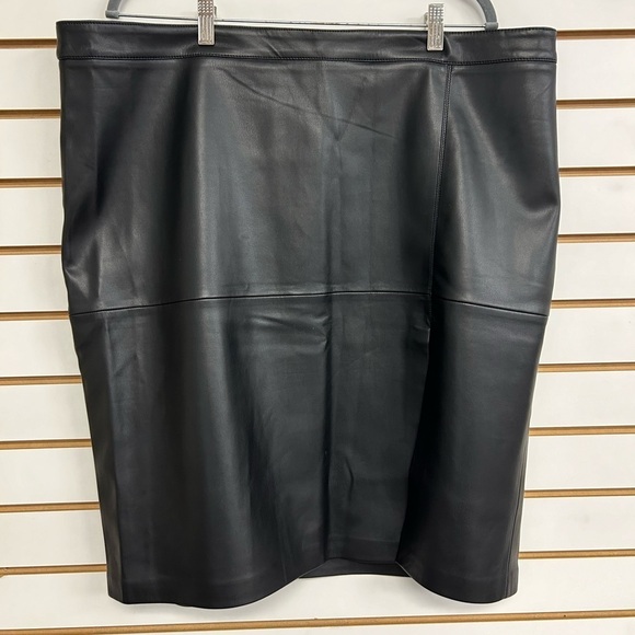 MNG Faux Leather Skirt Side Slit & Zipper Lined Black‎ EUC Size 20 Plus Size - Picture 1 of 8